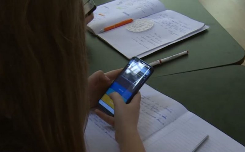 REVOLTĂ în rândul părinților, după ce un profesor a apărut la un curs online în... lenjerie intimă