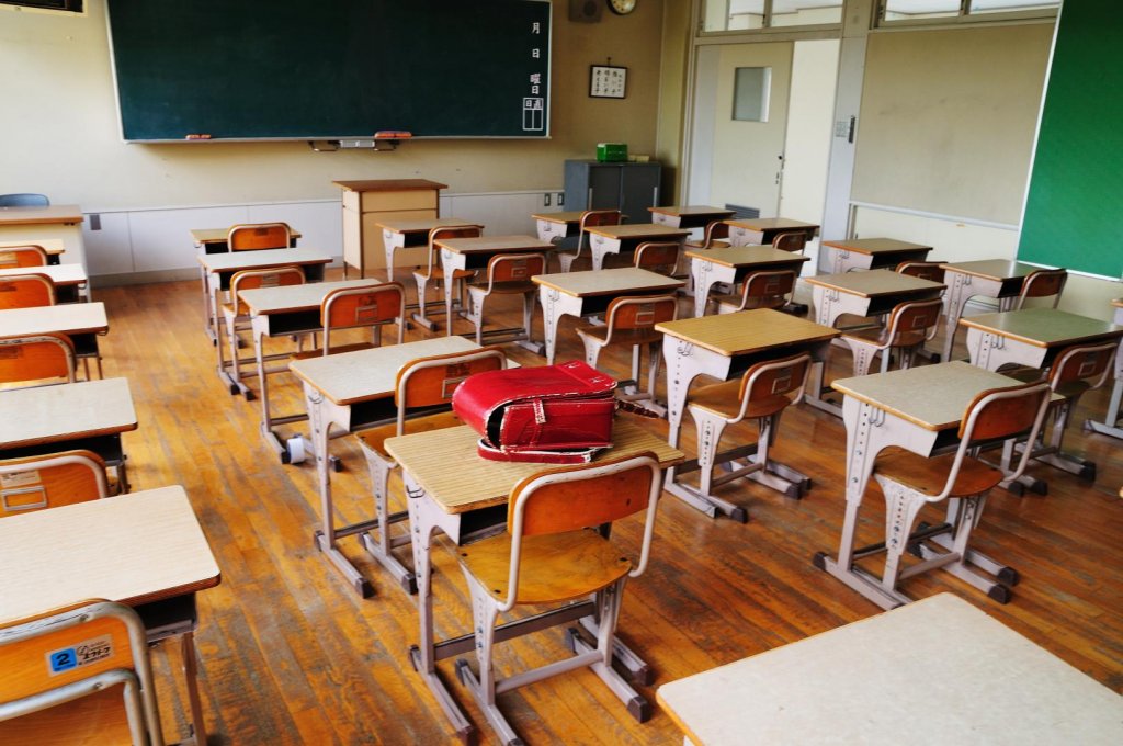 Peste 800 de cazuri noi de COVID în școli, în ultima săptămână. Sute de clase au fost suspendate