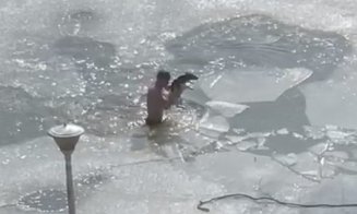Un tânăr s-a aruncat într-un lac înghețat pentru a salva un câine