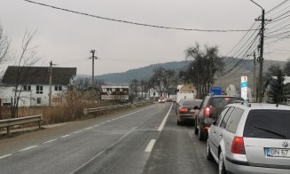 Cozi de mașini cât vezi cu ochii lângă Dej, din cauza unei bariere defecte