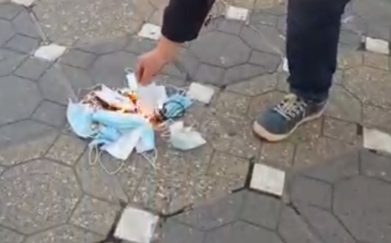 Manifestație la Timișoara din cauza carantinării orașului. Protestatarii au ars măști de protecție
