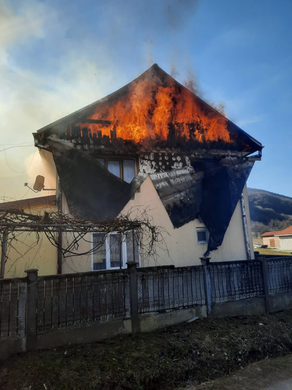 O gospodărie din Cluj s-a făcut scrum. Pompierii s-au luptat peste 3 ore cu flăcările