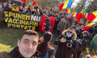 Protest împotriva vaccinării! Liderul AUR, în fruntea protestatarilor care nu au purtat mască