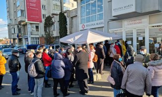 Coadă la vaccinare, la centrul de la Regina Maria din Cluj. Cine i-a ţinut în frig pe oameni