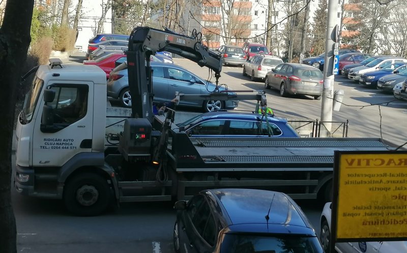 Atenţie mănăştureni! Se ridică la rând maşinile parcate anapoda pe strada Parâng