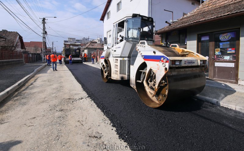 Vești bune pentru turdeni. S-a turnat asfalt pe strada Amurgului