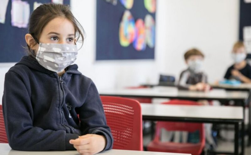Scade numărul mediu zilnic de infectări în rândul elevilor