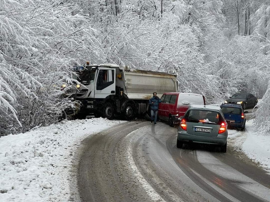Accident pe drumul încă necurăţat de zăpadă Făget - Sălicea