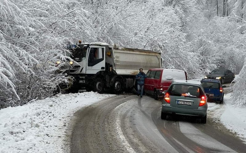 Accident pe drumul încă necurăţat de zăpadă Făget - Sălicea