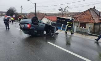 Mașină cu roțile-n sus pe Cluj - Turda. Trafic blocat