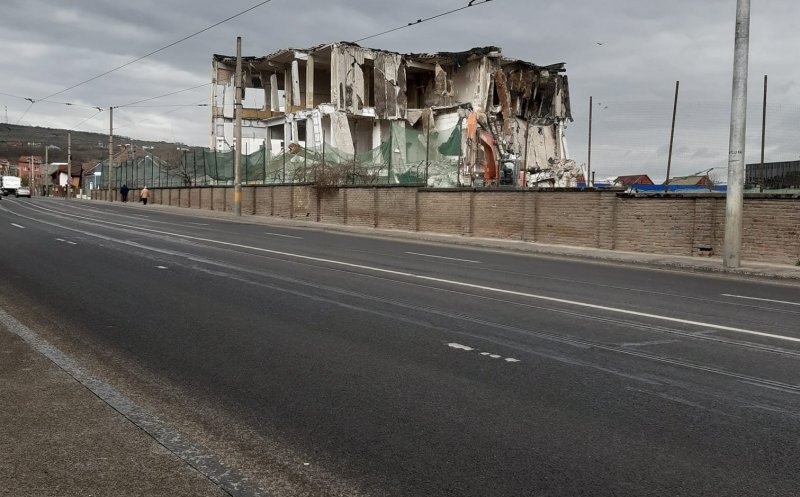 Ziua De Cluj Fabrica De PorÅ£elanuri Iris Aici Au Fost ConfecÅ£ionate Vazele Uriase Care Impodobesc Casa Poporului