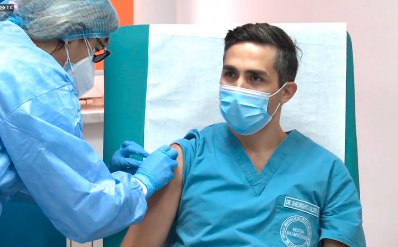 Ce se întâmplă cu românii vaccinați cu prima doză AstraZeneca dacă se suspendă imunizarea cu acest vaccin?