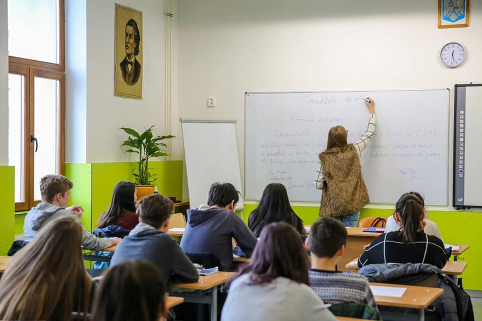 Cresc bursele școlare pentru elevii din Cluj-Napoca. Boc: „Educația pe primul loc”