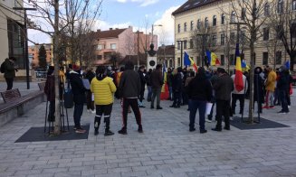 Protest AUR față de măsurile autorităților, în fața Prefecturii Cluj: „Jos masca, jos dictatura!” /  Liderul George Simion este prezent