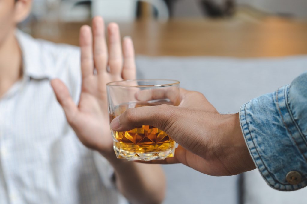 Poate cauza probleme consumul de alcool vaccinării anti-COVID? Ce spune Răzvan Cherecheș