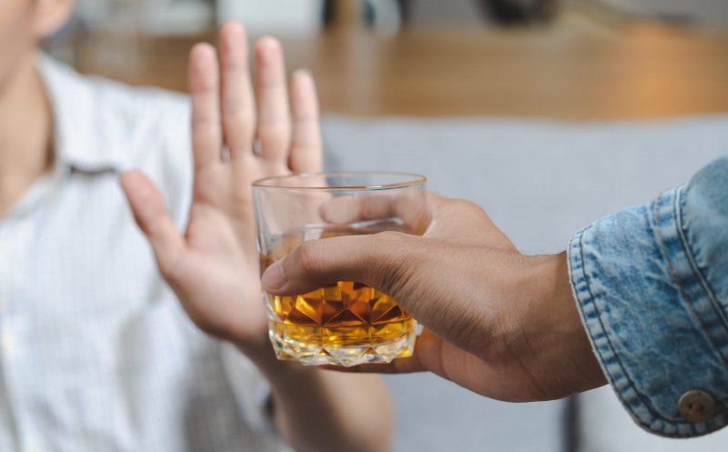 Poate cauza probleme consumul de alcool vaccinării anti-COVID? Ce spune Răzvan Cherecheș