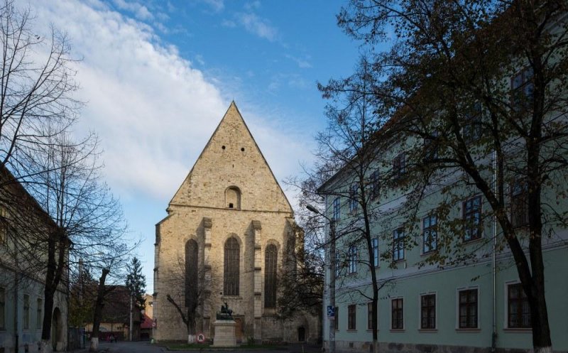 Kogălniceanu şi Universităţii mai aşteaptă? Firmă condusă de un condamnat penal, singura ofertă / Legea achiziţiilor publice INTERZICE