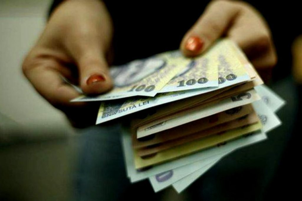 Bani găsiţi pe o stradă din Cluj-Napoca şi predaţi poliţiei. Se caută persoana care să revendice suma pierdută