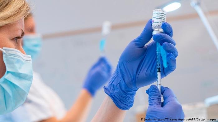 Prea puţini doritori de vaccin în România? Dacă din aprilie vor fi vaccinaţi 100.000 de români pe zi, în 8 zile ar fi epuizată lista de așteptare