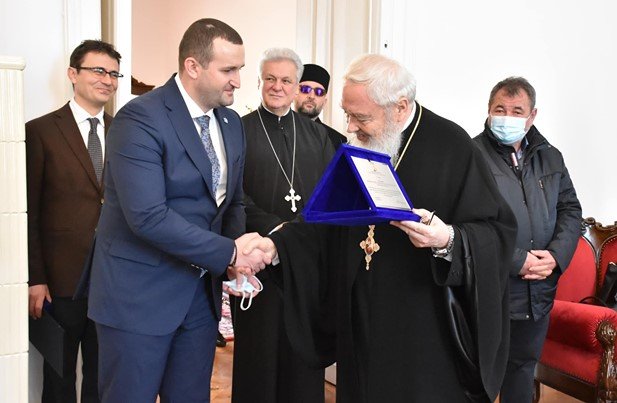 Prefectul Clujului şi  Î.P.S Andrei fără măşti în interior: "Aţi şters poza în care nimeni nu avea mască la eveniment! Şi mai aveţi pretenţii de la oameni"