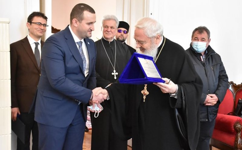Prefectul Clujului şi  Î.P.S Andrei fără măşti în interior: "Aţi şters poza în care nimeni nu avea mască la eveniment! Şi mai aveţi pretenţii de la oameni"