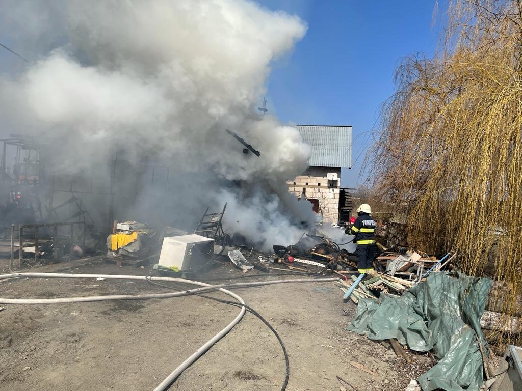 Incendiu la Cluj. A luat foc o casă în Sânicoară