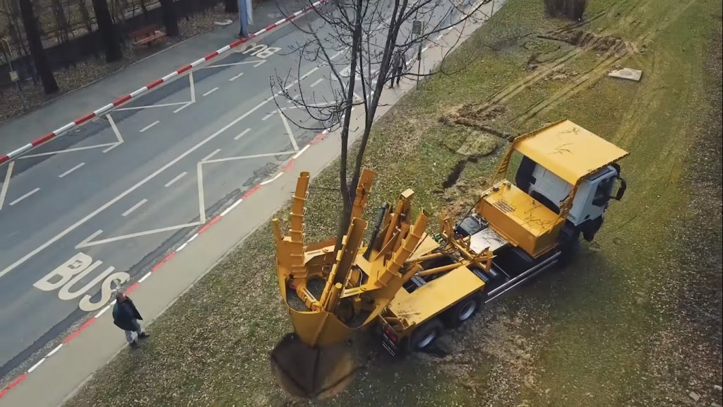 Clujenii cer un utilaj de replantat arbori în oraș, după modelul Sibiu. VEZI cum lucrează / UPDATE: SURPRIZĂ, Clujul are utilajul!