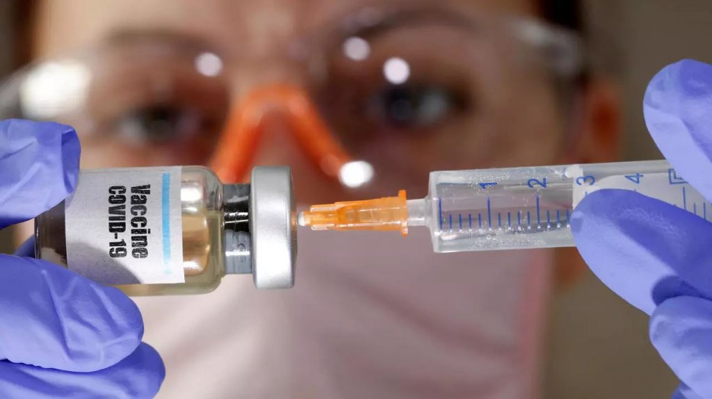De ce sunt în continuare atent monitorizate vaccinurile anti-COVID, sunt experimentale? Explicația Ministerului Sănătății