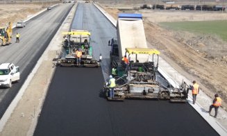 Se toarnă asfalt pe Autostrada A10 Sebeș - Turda, lotul 2, lângă nodul rutier Teiuș