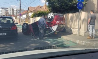 Accident în Gheorgheni. Un taxi a ajuns cu roțile-n sus/ Pasagerul a ajuns la spital