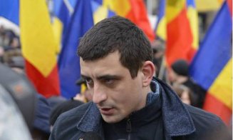 Simpatizanţii AUR adunaţi în Piaţa Universităţii. Sunt prezenţi şi manifestanţi sosiţi din ţară cu autocarele