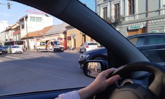 Accident pe Moților. Tânără lovită pe trecere de un autobuz