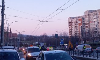 Nervii clujenilor puşi la încercare de hărnicia celor care spală străzile sau lansează tramvaie pe şine chiar înainte de ora 20