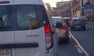 Nervii clujenilor puşi la încercare de hărnicia celor care spală străzile sau lansează tramvaie pe şine chiar înainte de ora 20