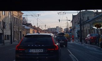 Nervii clujenilor puşi la încercare de hărnicia celor care spală străzile sau lansează tramvaie pe şine chiar înainte de ora 20