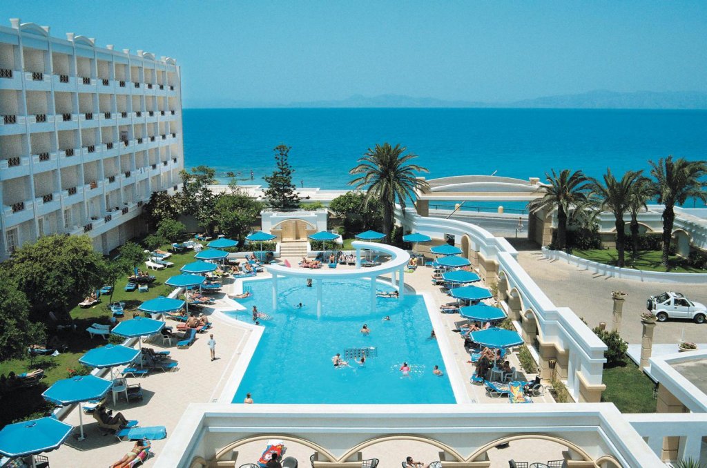 Experiment în Rodos: 8 zile într-un resort pentru a testa riscul unei vacanțe în pandemie. Turiştii nu au voie pe plajă