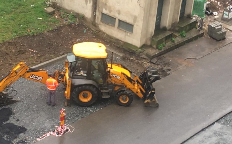 Curat ca-n palmă după demolarea garajelor de cartier şi deja răsare asfaltul