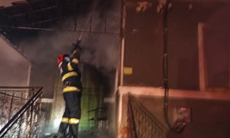 INCENDIU la Cluj: Un bărbat a ajuns cu arsuri la spital după ce casa i-a luat foc de la un reșou electric