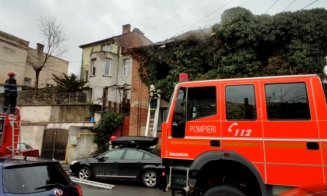 Casă cuprinsă de flăcări pe o stradă din Cluj-Napoca. Intervin pompierii/ O persoană ar fi rămas în interior