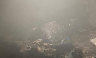 Casă cuprinsă de flăcări pe o stradă din Cluj-Napoca. Intervin pompierii