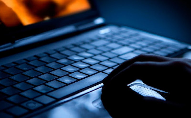 Fată de 12 ani din Cluj, șantajată cu poze indecente de un tânăr pe internet. I-a cerut un sac de bani ca să nu le publice