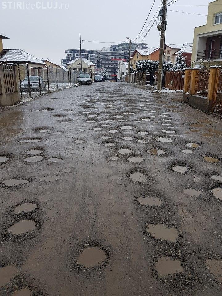 După ani de gropi şi noroi, o importantă stradă din Cluj-Napoca se asfaltează