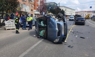 Accident-cascadorie în Turda. O șoferiță a scăpat cu viață după ce a lovit două mașini și s-a răsturnat