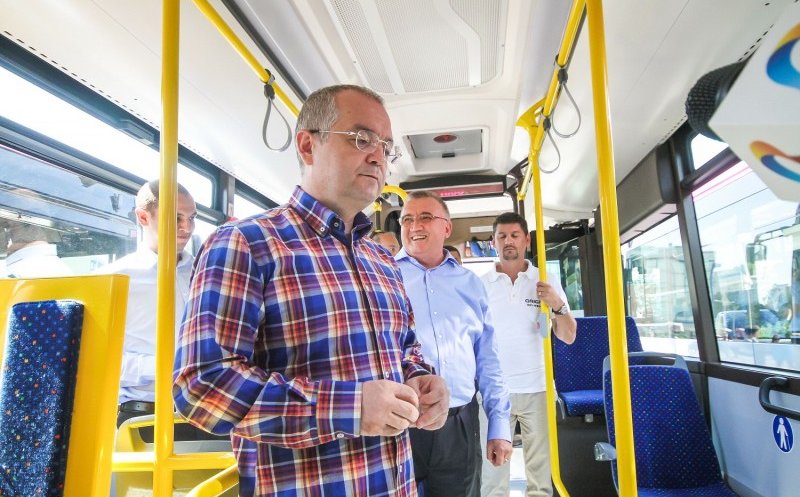 Emil Boc aminteşte din nou de transportul public gratuit pentru cetățeni în zilele de vineri