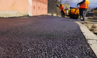 Continuă modernizarea la Turda. A început asfaltarea pe două străzi importante