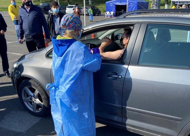Luni se deschide centrul de vaccinare drive-through din Cluj-Napoca. Boc: „Maratonul continuă, în final toți vom fi învingători!”