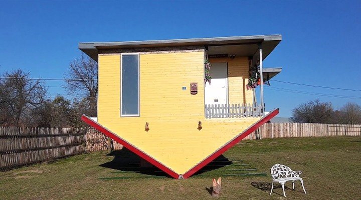 Casa construită invers, atracție inedită în România