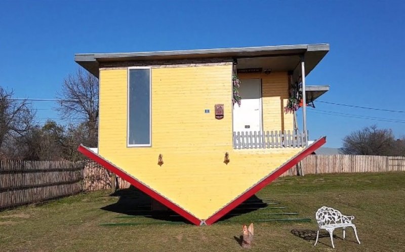 Casa construită invers, atracție inedită în România