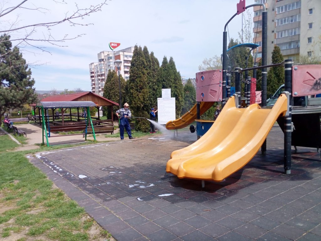 Cine a spus că Primăria Cluj-Napoca nu igienizează şi locurile de joacă?