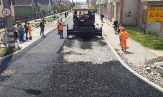 A început asflatarea pe o stradă importantă din Câmpia Turzii. S-a turnat stratul experimental